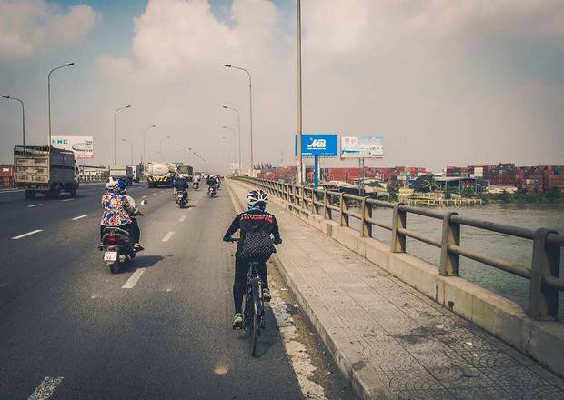 Đạp xe 160km cùng anh chàng người Đức đi Hồ trị An giữa cái nóng buổi trưa 40 độ.