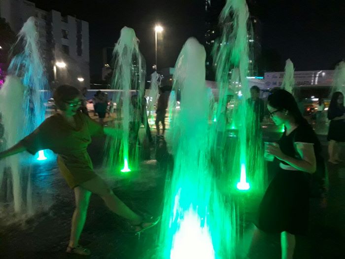 Chị em nhí nhảnh tạo dáng trong làn nước mát.